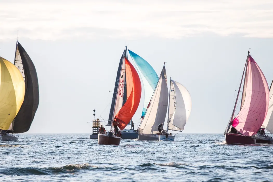 Poste de pilotage d'un bateau lors d'une expertise pré-assurance