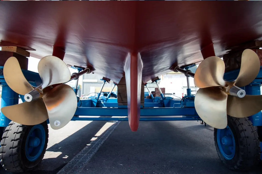 Suivi de travaux sur un bateau en chantier